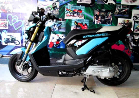 zoomer x  สีนํ้าเงินดำ ตัวใหม่ไมล์แดง เครื่องยนต์ 110 ซีซี.ระบบหัวฉีด PGM FI ประหยัดน้ำมัน แถม 3 รายการ 37900