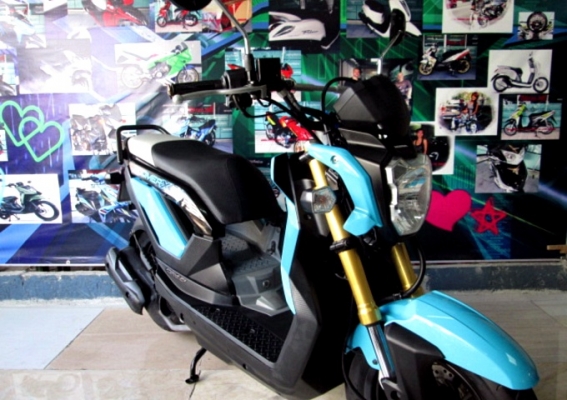 zoomer x  สีนํ้าเงินดำ ตัวใหม่ไมล์แดง เครื่องยนต์ 110 ซีซี.ระบบหัวฉีด PGM FI ประหยัดน้ำมัน แถม 3 รายการ 37900