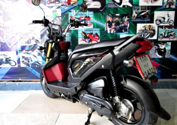 zoomer x  สีดำแดง ตัวท๊อป คอมบายเบลก เครื่องยนต์ 110 ซีซี.ระบบหัวฉีด PGM FI ประหยัดน้ำมัน แถม 3รายการ 34900