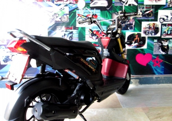 zoomer x  สีดำแดง ตัวท๊อป คอมบายเบลก เครื่องยนต์ 110 ซีซี.ระบบหัวฉีด PGM FI ประหยัดน้ำมัน แถม 3รายการ 34900