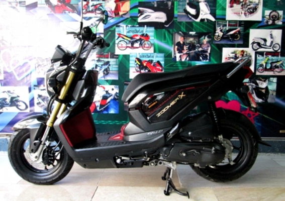 zoomer x  สีดำแดง ตัวท๊อป คอมบายเบลก เครื่องยนต์ 110 ซีซี.ระบบหัวฉีด PGM FI ประหยัดน้ำมัน แถม 3รายการ 34900
