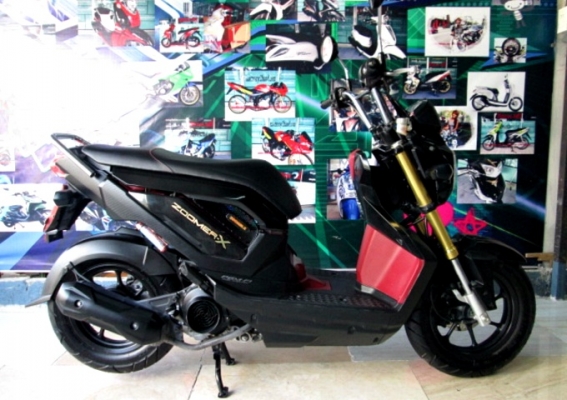 zoomer x  สีดำแดง ตัวท๊อป คอมบายเบลก เครื่องยนต์ 110 ซีซี.ระบบหัวฉีด PGM FI ประหยัดน้ำมัน แถม 3รายการ 34900
