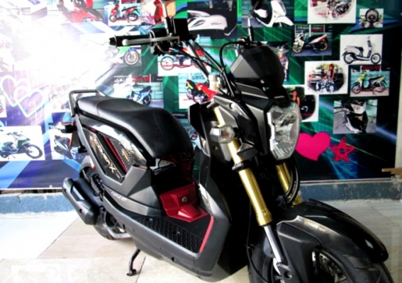 zoomer x  สีดำแดง ตัวท๊อป คอมบายเบลก เครื่องยนต์ 110 ซีซี.ระบบหัวฉีด PGM FI ประหยัดน้ำมัน แถม 3รายการ 34900