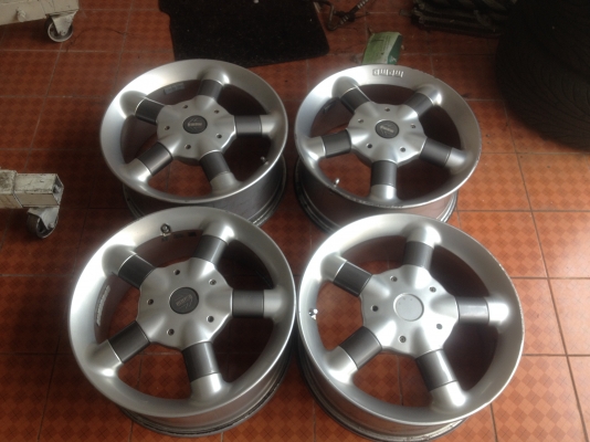 MOMO ITALY เเท้ๆ ขอบ17กว้าง7นิ้วครึ่งอ๊อฟ35 5รู120 เก่าญี่ปุ่นสีเดิมๆ