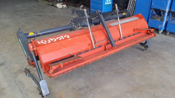 โรตารี่รถไถนั่งขับ  KUBOTA รุ่น BM202T  เก่าญี่ปุ่น ขนาดกว้าง 200cm. สภาพดีพร้อมใช้งาน มีล้อลากช่วยให้การเคลื่อนย้ายสะดวก