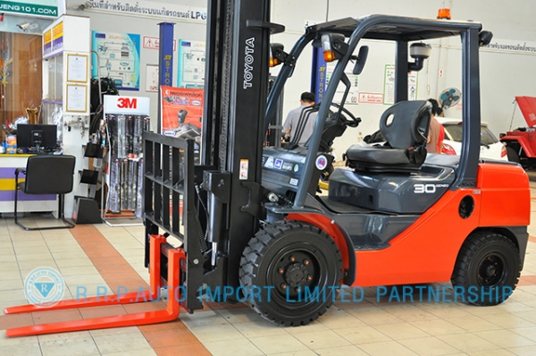 ขายรถโฟล์คลิฟท์มือสอง TOYOTA รุ่น 8FD30-10562 ราคา 585,000 บาท นำเข้าจากประเทศญี่ปุ่น 100\% ไม่เคยใช้งานในไทย