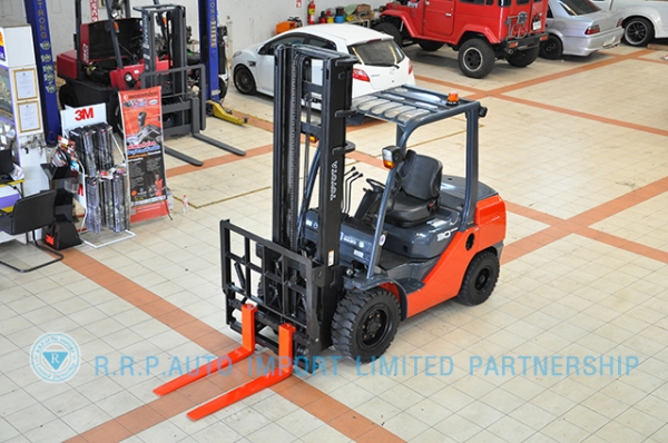 ขายรถโฟล์คลิฟท์มือสอง TOYOTA รุ่น 8FD30-10562 ราคา 585,000 บาท นำเข้าจากประเทศญี่ปุ่น 100\% ไม่เคยใช้งานในไทย