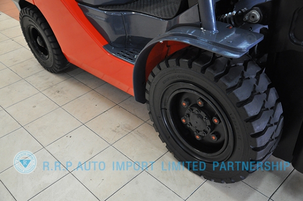 ขายรถโฟล์คลิฟท์มือสอง TOYOTA รุ่น 8FD30-10562 ราคา 585,000 บาท นำเข้าจากประเทศญี่ปุ่น 100\% ไม่เคยใช้งานในไทย