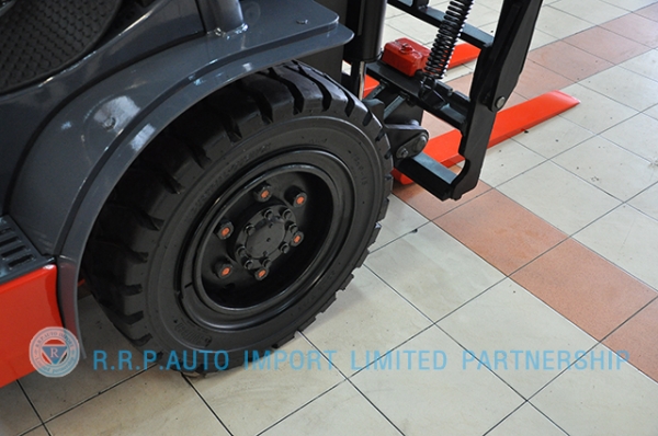 ขายรถโฟล์คลิฟท์มือสอง TOYOTA รุ่น 8FD30-10562 ราคา 585,000 บาท นำเข้าจากประเทศญี่ปุ่น 100\% ไม่เคยใช้งานในไทย