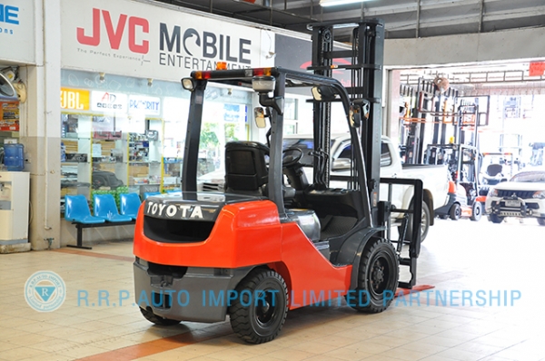 ขายรถโฟล์คลิฟท์มือสอง TOYOTA รุ่น 8FD30-10562 ราคา 585,000 บาท นำเข้าจากประเทศญี่ปุ่น 100\% ไม่เคยใช้งานในไทย