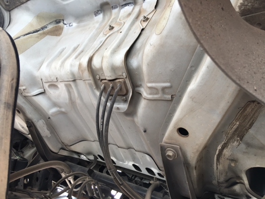 รถอีซูซุ 6 ล้อ ( ตู้แห้ง ) 150 แรงม้า. ปี 53.  ( รถวิ่ง 15x,xxx กม. )    สนใจติดต่อ  081 - 6079515