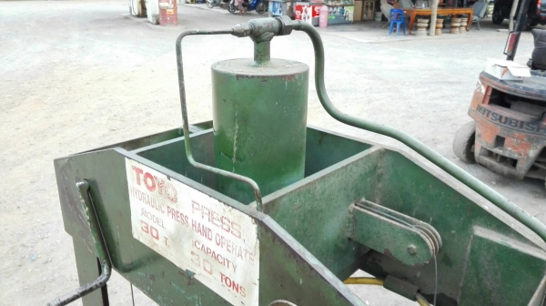 Sell> ขายแท่นอัดไฮดรอลิค‬ TOYO 30 ตัน อุปกรณ์ครบ หนักเบาใช้ได้หมด ยี่ห้อดี โครงแข็งแรง อัดไปไร้กังวล