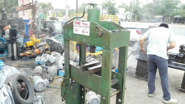Sell> ขายแท่นอัดไฮดรอลิค‬ TOYO 30 ตัน อุปกรณ์ครบ หนักเบาใช้ได้หมด ยี่ห้อดี โครงแข็งแรง อัดไปไร้กังวล