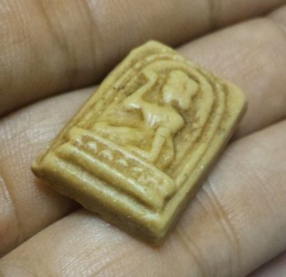 นางกวัก หลวงพ่อกวย โฆษิตาราม เนื้อสวย ขึ้นมัน เม็ดมวลสารเพียบ เนื้อหาดูเอาครับ ขึ้นคราบเก่าตามยุคตามกาลเวลา หายากครับ