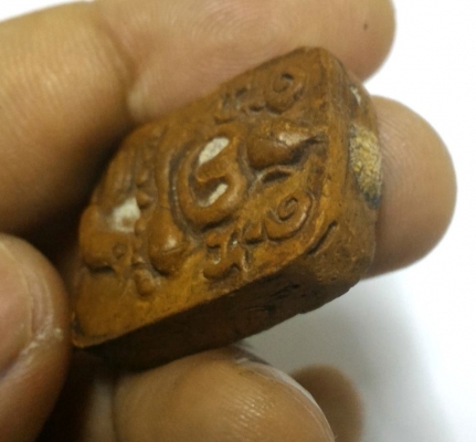 หลวงพ่อปาน ขี่ไก่หางพวง อุดผงพุทธคุณ เนื้อดินสวยมากๆ มีคราบเก่า หายากแล้วครับ