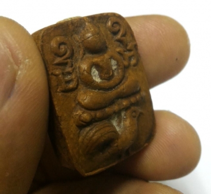 หลวงพ่อปาน ขี่ไก่หางพวง อุดผงพุทธคุณ เนื้อดินสวยมากๆ มีคราบเก่า หายากแล้วครับ