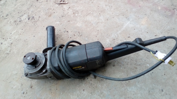 เครื่องเจียไฟฟ้า 9 นิ้ว black & decker เครื่องเจียไฟฟ้า 9 นิ้ว black & decker