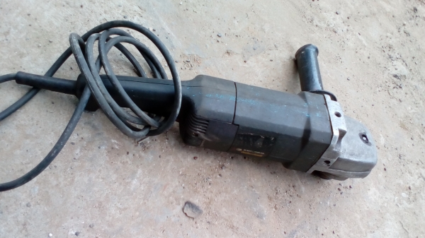 เครื่องเจียไฟฟ้า 9 นิ้ว black & decker เครื่องเจียไฟฟ้า 9 นิ้ว black & decker