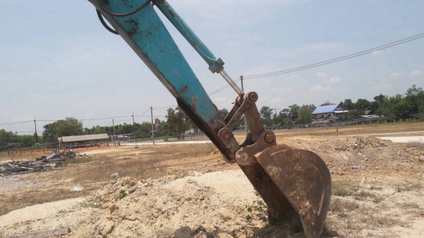 ขายรถแบคโฮ KOMATSU 200-2 มีแอร์ มีลายหัวกระแทก สภาพสวย สนใจโทร 081-970-1072