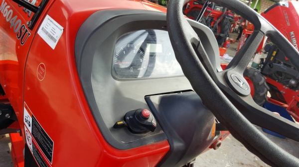 ขาย รถไถ KUBOTA M6040SU ปี 58 รถสภาพเหมือนใหม่ใช้งานแค่ 21 ชม. อุปกรณ์มีผานดันหน้า และผาน 3