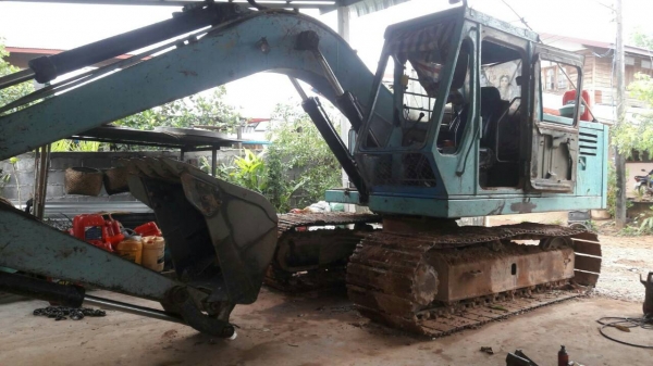 ขาย KOMATSU PC 100-2 สภาพสวยพร้อมใช้ ติดต่อ คุณ อ๊อฟ พิจิตร 086-737-9991