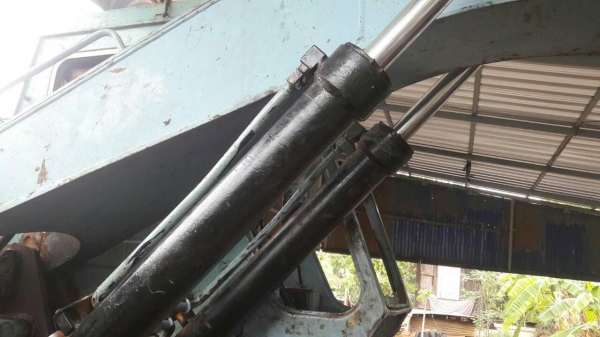 ขาย KOMATSU PC 100-2 สภาพสวยพร้อมใช้ ติดต่อ คุณ อ๊อฟ พิจิตร 086-737-9991