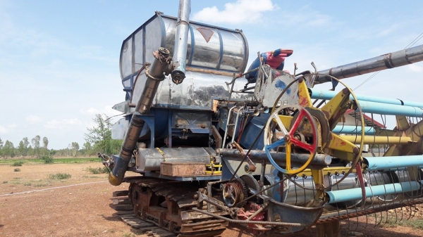 ขายรถเกี่ยว  นาบุญ  ปั้ม22 ตัวเดิน 10 เพลาใหญ่  เครื่อง 6 BG 185 เทอร์โบ ติดต่อช่างหมึก 087-5262494 และ 094-7452226