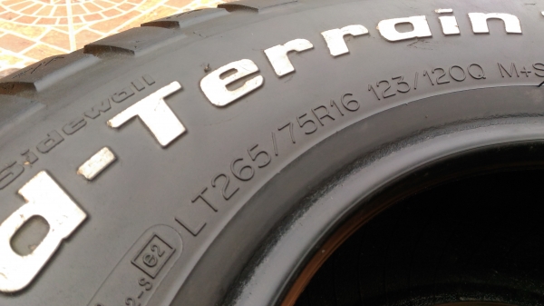 ขายยางลุยๆ BF KM2  265/75/16 ปี 14