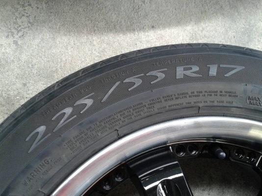 ขอบ17นิ้ว6รู พร้อมยาง สวยๆ 4 ล้อ ราคา 8500 บาท