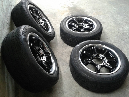 ขอบ17นิ้ว6รู พร้อมยาง สวยๆ 4 ล้อ ราคา 8500 บาท