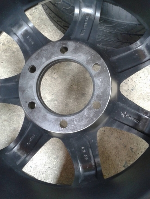 ขอบ17นิ้ว6รู พร้อมยาง สวยๆ 4 ล้อ ราคา 8500 บาท