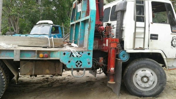 รถเทเลอร์ท้ายเป็ด 10 ล้อติดตั้งเครน 3 ตัน  ยี่ห้ออีซูซุ  ขนาด 175 แรงม้า  ติดเครน 3 ตัน