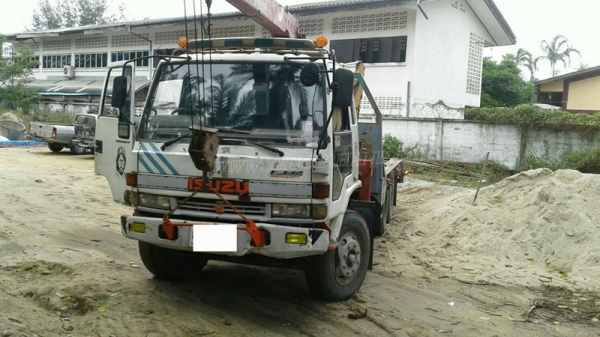 รถเทเลอร์ท้ายเป็ด 10 ล้อติดตั้งเครน 3 ตัน  ยี่ห้ออีซูซุ  ขนาด 175 แรงม้า  ติดเครน 3 ตัน