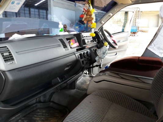 ขายรถตู้ COMUTER ปี05 รถสวยสภาพดีมาก ภายในแต่งแล้ว สภาพสวยพร้อมใช้งาน เอกสารพร้อมโอน สนใจโทร 090-8588220คุณนะ 093-3258446คุณบิว หรือเข้าดูสินค้าอื่นๆได้ที่ www.narong2truck.com หรือ www.truck.in.th/498 หรือเพจFacebook ณรงค์ ซื้อขายรถมือสอง (เว็บไซต์ส่วนตั