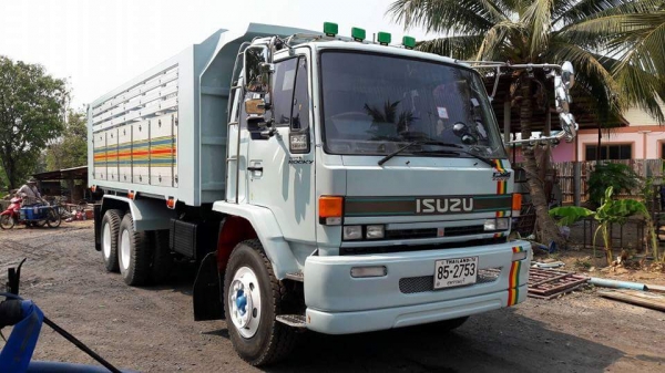 ขายๆ ร็อคนางฟ้า 240 ดั้มมีเนียม สภาพดีสวยจัดเดิมๆไม่มีผุ เครืองเกียร์เดิม แคชชีสวยเดิมตลอด ยางเต็ม พร้อมลุย 1,150,000บ ทะเบียนพร้อม สนใจติดต่อ 0845672050