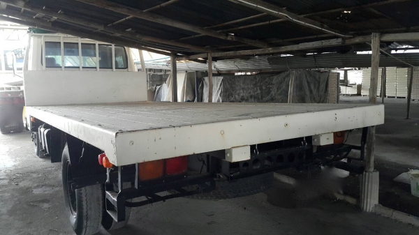 รถนิสสัน 6 ล้อ พี้นเรียบ CMB  150 แรงม้า. ปี 32.   สนใจติดต่อ  081 - 6079515