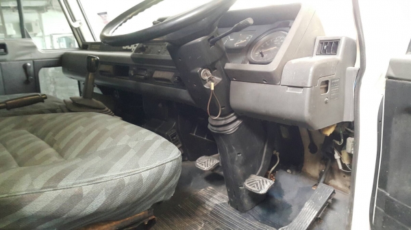 รถนิสสัน 6 ล้อ พี้นเรียบ CMB  150 แรงม้า. ปี 32.   สนใจติดต่อ  081 - 6079515