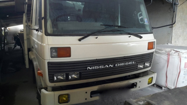 รถนิสสัน 6 ล้อ พี้นเรียบ CMB  150 แรงม้า. ปี 32.   สนใจติดต่อ  081 - 6079515