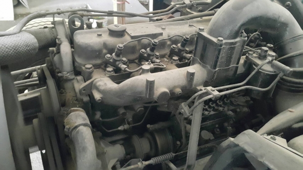 รถนิสสัน 6 ล้อ พี้นเรียบ CMB  150 แรงม้า. ปี 32.   สนใจติดต่อ  081 - 6079515