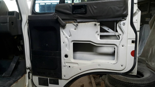 รถนิสสัน 6 ล้อ พี้นเรียบ CMB  150 แรงม้า. ปี 32.   สนใจติดต่อ  081 - 6079515