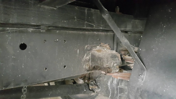 รถนิสสัน 6 ล้อ พี้นเรียบ CMB  150 แรงม้า. ปี 32.   สนใจติดต่อ  081 - 6079515