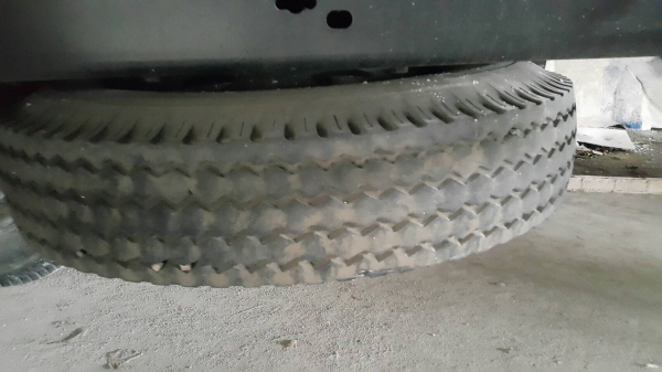 รถนิสสัน 6 ล้อ พี้นเรียบ CMB  150 แรงม้า. ปี 32.   สนใจติดต่อ  081 - 6079515