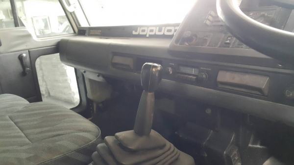 รถนิสสัน 6 ล้อ พี้นเรียบ CMB  150 แรงม้า. ปี 32.   สนใจติดต่อ  081 - 6079515