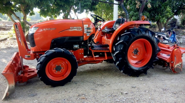 KUBOTA  L 4708 SP (4WD)  2 เพลา   สภาพใหม่สวยๆ   ชั่วโมงใช้   งานน้อย  สีเดิมทั้งคัน  พร้อมชุดใบมีดดันหน้า โรตารี่ RX182