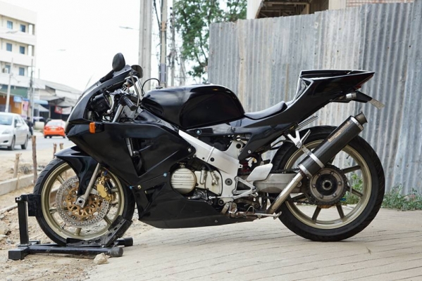 ร้าน วุฒิ นนบุรี ขาย HONDA VFR NC30 แฟริ่งแต่งทะบียนแท้พร้อมโอนรถสวยพร้อมใช้