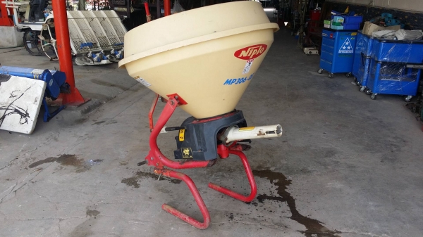 เครื่องพ่นปุ๋ยติดรถไถนั่งขับ  NIPLO รุ่น MP306-OS เก่าญี่ปุ่น สภาพสวย เครื่องพร้อมใช้งาน