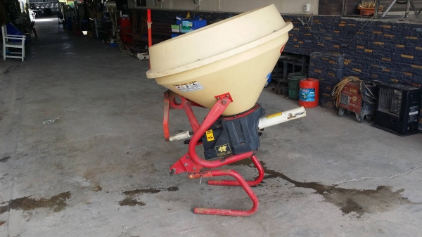 เครื่องพ่นปุ๋ยติดรถไถนั่งขับ  NIPLO รุ่น MP306-OS เก่าญี่ปุ่น สภาพสวย เครื่องพร้อมใช้งาน