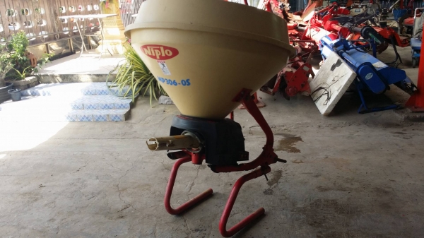 เครื่องพ่นปุ๋ยติดรถไถนั่งขับ  NIPLO รุ่น MP306-OS เก่าญี่ปุ่น สภาพสวย เครื่องพร้อมใช้งาน