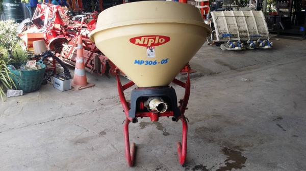 เครื่องพ่นปุ๋ยติดรถไถนั่งขับ  NIPLO รุ่น MP306-OS เก่าญี่ปุ่น สภาพสวย เครื่องพร้อมใช้งาน
