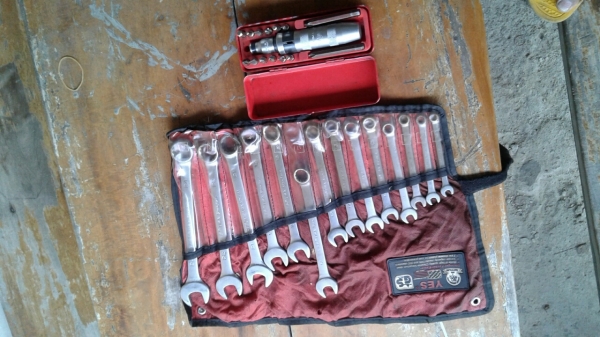 เครื่องมือ ประแจกับตัวตอก